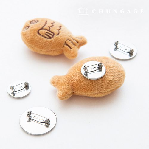 5 round brooches in 3 types