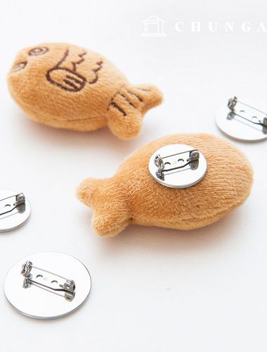 5 round brooches in 3 types